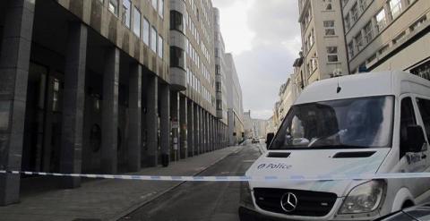 Cordón policial en la Rue de Trèves, en Bruselas, después de que una parte de las oficinas de la sede del Parlamento Europeo (PE) en Bruselas han sido evacuadas hoy como medida de precaución ante una amenaza de bomba. Los edificios 63, 70 y 75 situados en