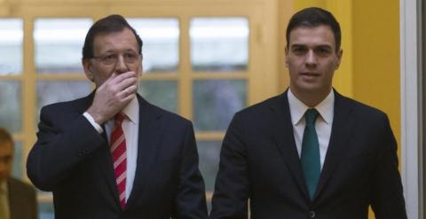 Mariano Rajoy y Pedro Sanchez, en La Moncloa, antes de la firma del pacto contra el terrorismo yihadista. REUTERS/Juan Medina