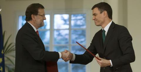 Mariano Rajoy y Pedro Sanchez se estrechan la mano tras la firma del acuerdo en materia de lucha contra el terrorismo yihadista . REUTERS/Juan Medina