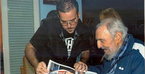 Fotografía del 23 de enero de 2015 cedida por Cubadebate done se ve a Fidel Castro durante una reunión con el presidente de la Federación Estudiantil Universitaria de La Habana (FUE), Randy Perdomo / EFE/Estudios Revolución/CUBADEBATE