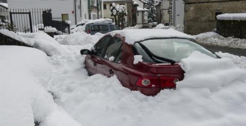 Varios coches sepultados por las nevadas en Roncal (Navarra). /EFE