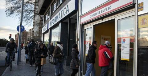 Gente haciendo cola en una oficina del Servicio Público de Empleo de la Comunidad de Madrid. REUTERS