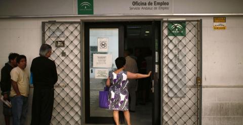 Cola del paro en una oficina de empleo de la Junta de Andalucía. REUTERS