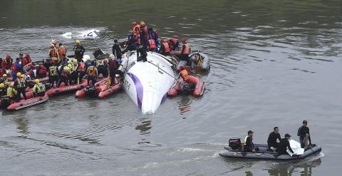 Operaciones de rescate en el río Jilong de Taipei. REUTERS