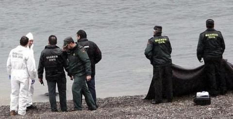 Rescate de cuerpos en la playa ceutí de El Tarajal. / EFE