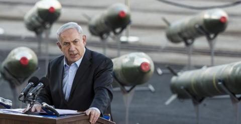 El primer ministro de Israel, Benjamin Netanyahu, en una rueda de prensa con varios misiles a su espalda. - AFP