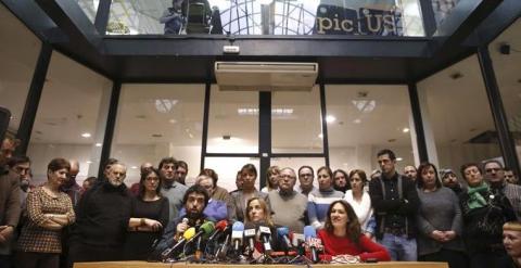 Tania Sánchez, rodeada de todos sus partidarios, en la rueda de prensa ofrecida para explicar su marcha de IU. EFE/Javier Lizón