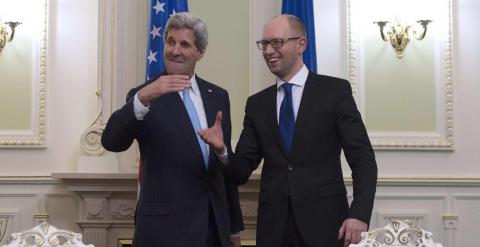 El secretario de Estado de EEUU, John Kerry, junto al primer ministro ucraniano, Arseniy Yatsenyuk. - REUTERS