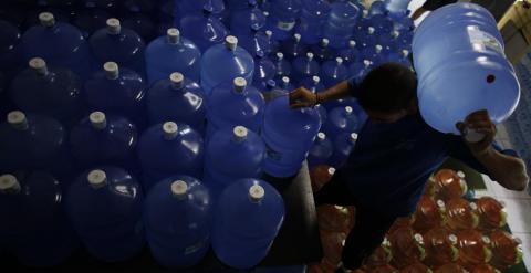 La sequía ha multiplicado las ventas de agua embotellada. - REUTERS