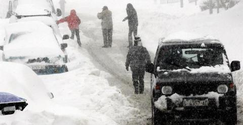 Vehículos parados por la nieve caída en una carretera en Reinosa. /EFE