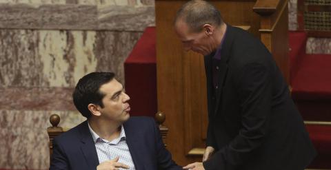 Alexis Tsipras, primer ministro griego, y su titular de Finanzas, Yanis Varoufakis, en el Parlamento griego. - REUTERS