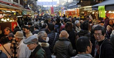 Cientos de personas visitan el mercado Ameyoko en Tokio (Japón). EFE/Archivo