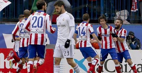 Tiago celebra el primer gol del Atlético con sus compañeros. /EFE