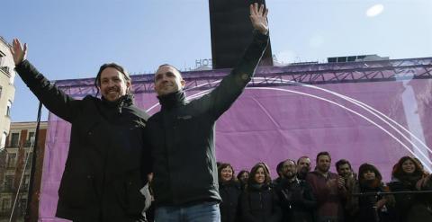 Pablo Iglesias y Luis Alegre, durante el acto de cierre de la campaña de Claro Que Podemos en la Comunidad de Madrid, este domingo. EFE/Juanjo Martín