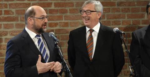 El presidente del Parlamento Europeo, Martin Schulz (izquierda), habla junto al presidente de la Comisión Europea, Jean-Claude Juncker. - EFE