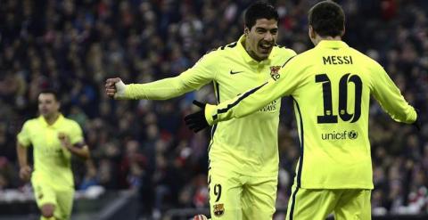 Luis Suárez se abraza con Messi ayer en el nuevo San Mamés. /EFE