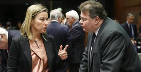 La alta representante europea para la política Exterior y de Seguridad, Federica Mogherini, habla con el ministro de Exteriores lituano, Linas Linkevicius. - EFE