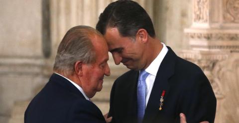 El rey Juan Carlos saluda a su hijo Felipe en la ceremonia de abdicación el pasado junio. REUTERS