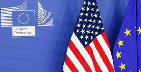 Banderas de Estados Unidos y la Unión Europea en Bruselas