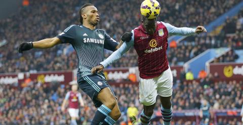 Drogba (i) lucha por un balón con Cissokho el pasado fin de semana. REUTERS/Darren Staples