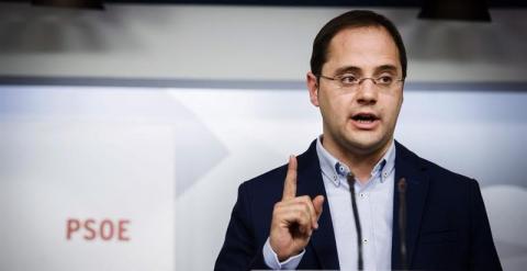 César Luena durante la rueda de prensa de este miércoles. EFE/Luca Piergiovanni