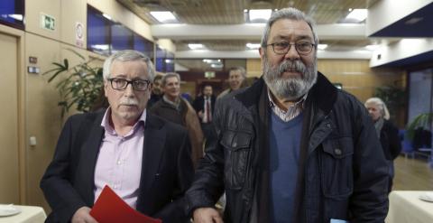 Los secretarios generales de UGT, Cándido Mendez, y CCOO, Ignacio Fernández Toxo,  antes de la presentación del dictamen del Comité Económico y Social Europeo que pide una directiva marco que garantice una renta mínima europea. EFE/Kiko Huesca