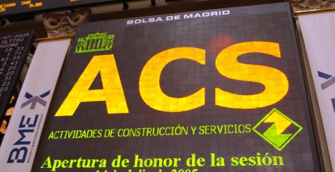 El logo de ACS en los paneles de la Bolsa de madrid, en el decimoquinto aniversario de la cotización de la empresa de construcción y servicios.