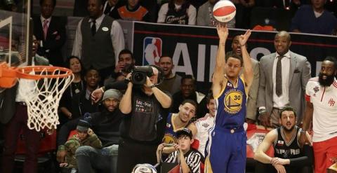 Stephen Curry durante su actuación en el concurso de triples. - EFE