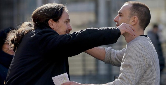 Pablo Iglesias y Luis Alegre, durante el cierre del acto de campaña Claro que podemos. EFE