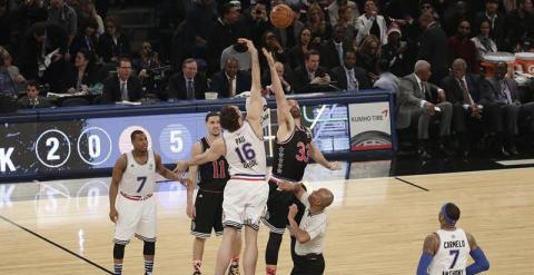 Los hermanos Gasol en el salto inicial del All-Star. /EFE