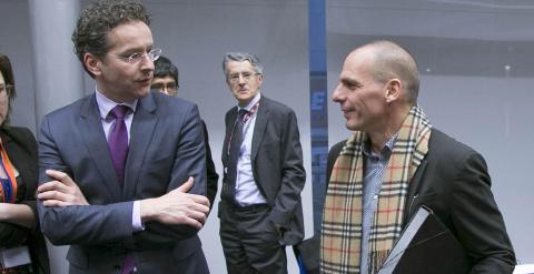 El presidente del Eurogrupo, el holandés Jeroen Dijsselbloem, con el ministro de Finanzas griego, Yanis Varoufakis, en la reunión extraordinaria de los ministros de la moneda única la semana pasada, previa a la cumbre de la UE. REUTERS/Yves Herman