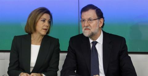 Mariano Rajoy, junto a la secretaria general del PP, María Dolores de Cospedal, al inicio hoy de la reunión del Comité Ejecutivo Nacional del PP. EFE/J. J. Guillén