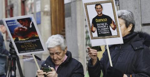 Preferentistas protestando a la llegada de los imputados que declaraban este lunes en la Audiencia Nacional. EFE/Sergio Barrenechea