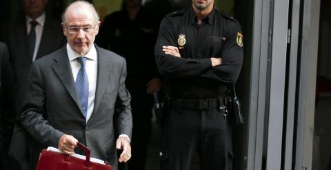 El expresidente de Bankia, Rodrigo Rato, a su salida de la Audiencia Nacional tras declarar el pasado octubre por el uso de las llamadas tarjetas black. REUTERS