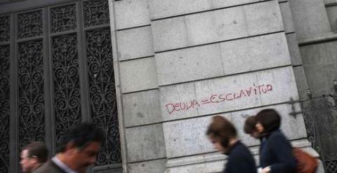 Una pintada en la la fachada del Banco de España que dice  'Deuda=Esclavitud'. REUTERS