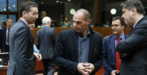 El presidente del Eurogrupo y ministro holandés de Finanzas, Jeroen Dijsselbloem, se cruza una mirada con el ministro griego Yanis Varoufakis mientras conversa con el ministro croata Boris Lalovac, antes del comienzo de la reunión del Ecofin en Bruselas.