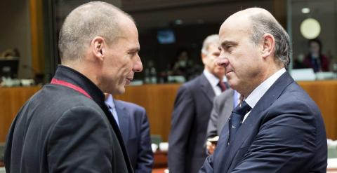 El ministro de Economía, Luis de Guindos, conversa con el ministro griego de Finanzas, Yanis Varoufakis, antes del comienzo de la reunión del Ecofin en Bruselas. EFE/Thierry Monasse