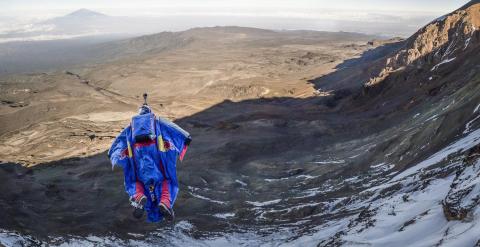 El ruso Valery Rozov en pleno vuelo por el Kilimanjaro. /RED BULL