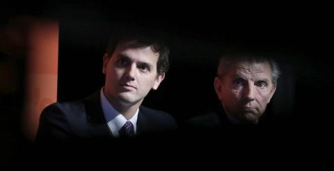 Albert Rivera y el economista Manuel Conthe. / EFE