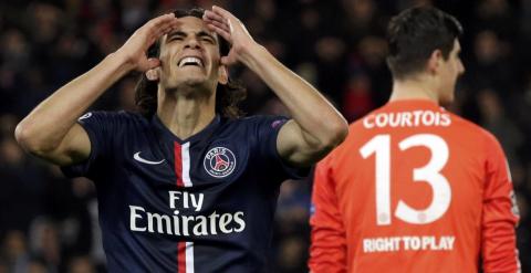 Cavani se lamenta ante Courtois tras marrar una ocasión. REUTERS/Philippe Wojazer