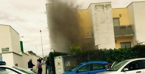 Fallece un niño de seis años en el incendio de una vivienda en Alcalá de Guadaíra.