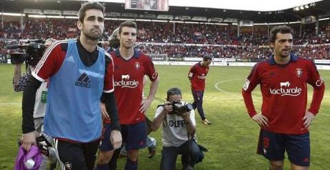 Los jugadores de Osasuna tras consumarse el descenso del equipo la temporada pasada. /EFE