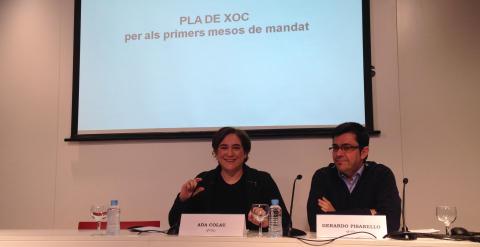 Ada Colau y el portavoz de Guanyem, Gerardo Pisarello, en la presentación del plan de choque de Barcelona en Comú