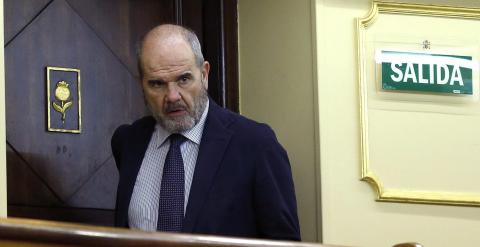 El diputado socialista Manuel Chaves a su llegada al pleno del Congreso de los Diputados celebrada esta tarde. EFE/Chema Moya