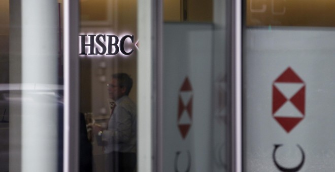 Algunas personas son vistas dentro de las oficinas del banco suizo HSBC en Ginebra/. REUTERS