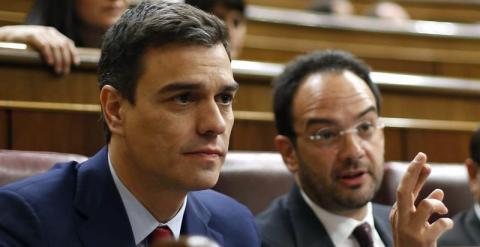 El líder del PSOE, Pedro Sánchez (i), junto al portavoz parlamentario socialista, Antonio Hernando (d), durante la sesión de control al Ejecutivo hoy en el pleno del Congreso. EFE