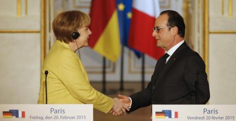 La canciller alemana Angela Merkel y el presidente francés Francois Hollande estrechan sus manos antes de iniciar la rueda de prensa conjunta en París. REUTERS/Pascal Rossignol