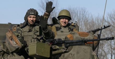 Miembros de las fuerzas armadas de Ucrania montan un vehículo blindado cerca Artemivsk, en el este de Ucrania. REUTERS / Gleb Garanich