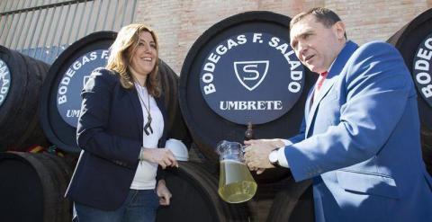 La presidenta de la junta de Andalucía, Susana Díaz, junto al alcalde de Umbrete (Sevilla), Joaquín Fernández. / JOSÉ MANUEL VIDAL (EFE)