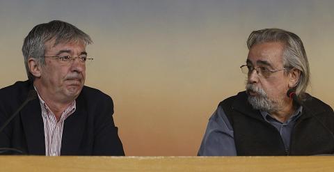 Los portavoces de IUCM en el Ayuntamiento y la Comunidad de Madrid, Ángel Pérez (d) y Gregorio Gordo (i), respectivamente, durante la rueda de prensa. -EFE/PACO CAMPOS